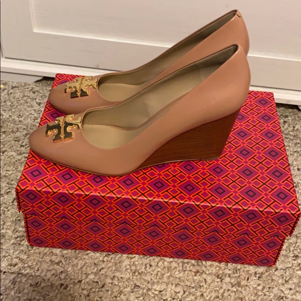 NWT Tory Burch Lowell Wedge in light oak. Sz 8 - Picture 2 of 5